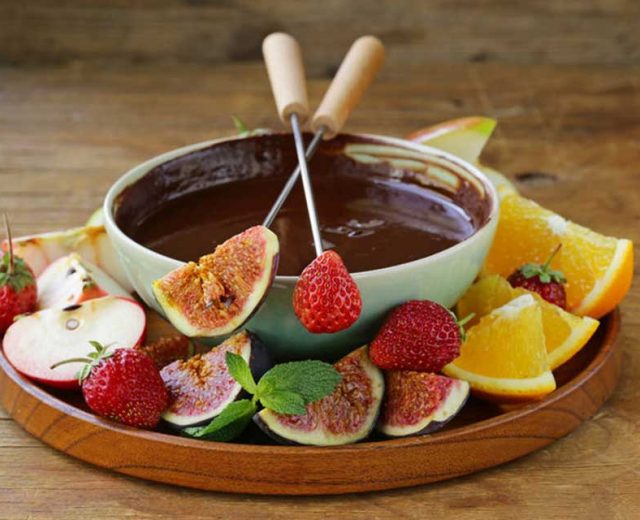 Fondue fácil de chocolate com frutas
