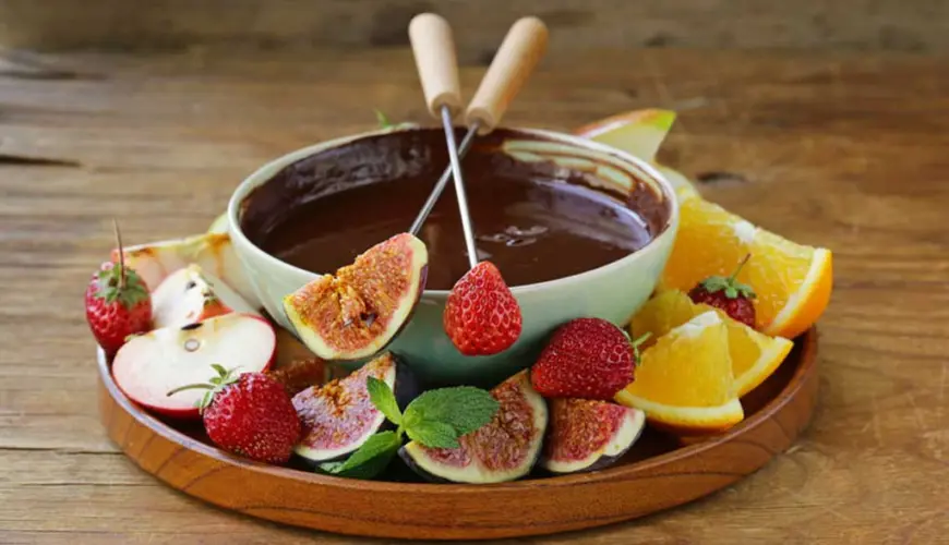 Fondue fácil de chocolate com frutas