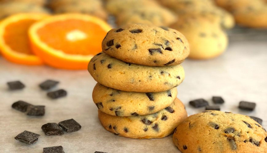 Cookies de laranja com gotas de chocolate