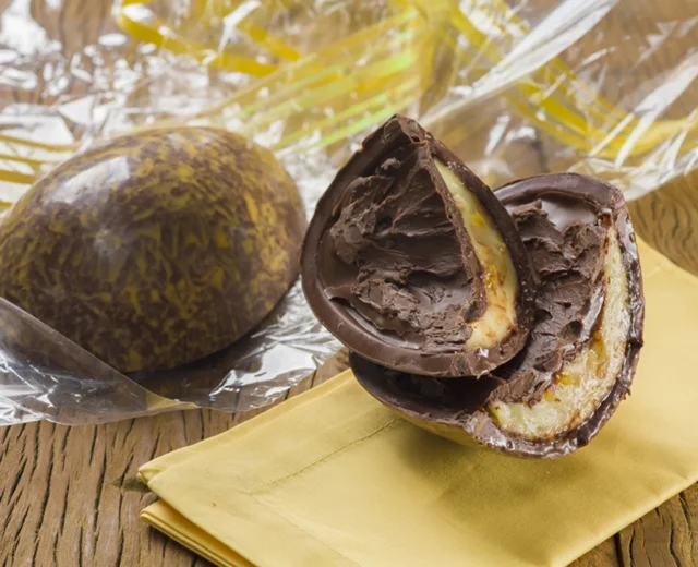 Ovo de Páscoa com brigadeiro de laranja